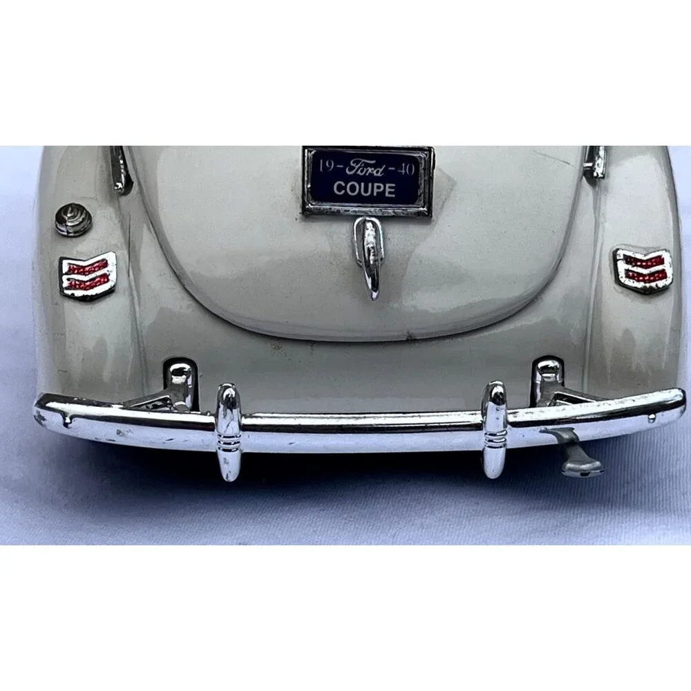 MotorMax 1940 Ford Deluxe Coupe Diecast Model 1:18 Cream Car Collectible Autos